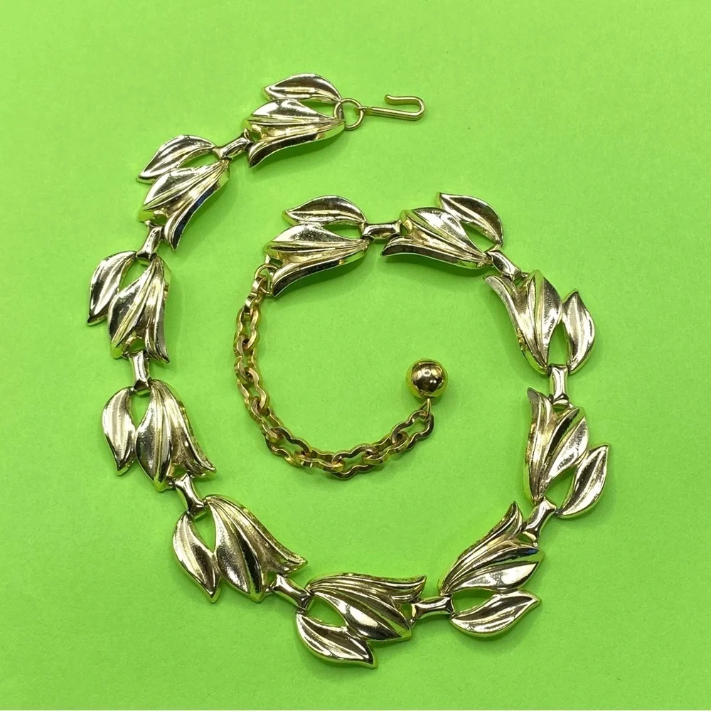 Gold Tone Articulated Leaf Link Vintage Necklace